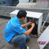 格力空调拆卸外机维修电路板